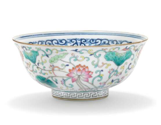 A CHINESE FAMILLE ROSE AND BLUE AND WHITE BOWL - Foto 2