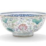 A CHINESE FAMILLE ROSE AND BLUE AND WHITE BOWL - фото 2