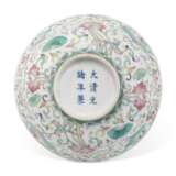 A CHINESE FAMILLE ROSE AND BLUE AND WHITE BOWL - Foto 3
