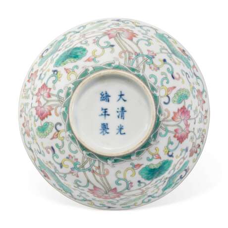 A CHINESE FAMILLE ROSE AND BLUE AND WHITE BOWL - фото 3