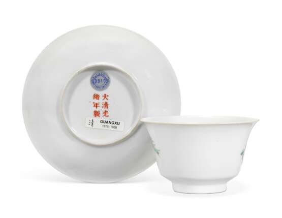 A CHINESE FAMILLE ROSE CUP AND SAUCER - фото 2