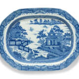 OLIVER MESSEL'S BLUE AND WHITE PLATTERS FROM MADDOX, BARBADOS:FIVE ENGLISH BLUE AND WHITE PLATTERS - Foto 2