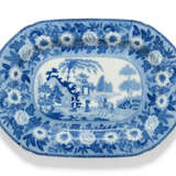 OLIVER MESSEL'S BLUE AND WHITE PLATTERS FROM MADDOX, BARBADOS:FIVE ENGLISH BLUE AND WHITE PLATTERS - Foto 9