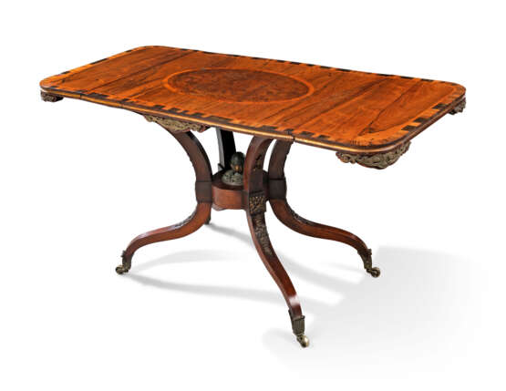Oakley, George. A REGENCY GILT-BRASS-MOUNTED AND PARCEL-GILT BRAZILIAN ROSEWOOD AND CALAMANDER SOFA TABLE - Foto 1