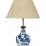 A CHINESE BLUE AND WHITE BOTTLE VASE - фото 1