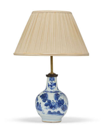 A CHINESE BLUE AND WHITE BOTTLE VASE - Foto 1