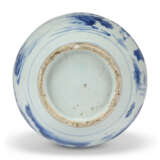 A CHINESE BLUE AND WHITE BOTTLE VASE - Foto 2