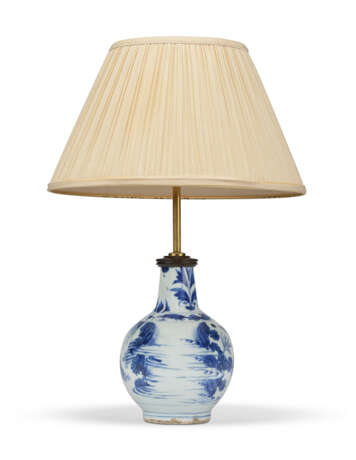 A CHINESE BLUE AND WHITE BOTTLE VASE - Foto 3