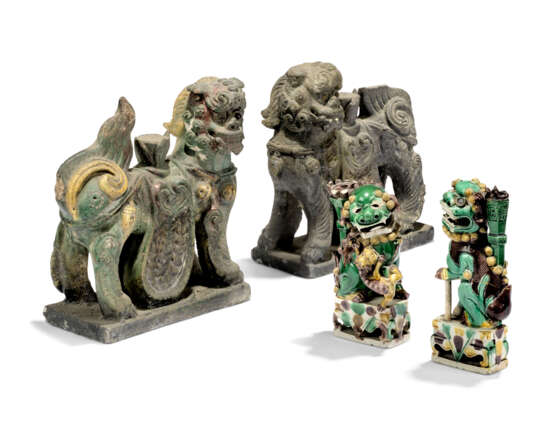 TWO CHINESE BISCUIT-GLAZED FAMILLE VERTE BUDDHIST LIONS AND A PAIR OF POLYCHROME STONE LIONS - Foto 1
