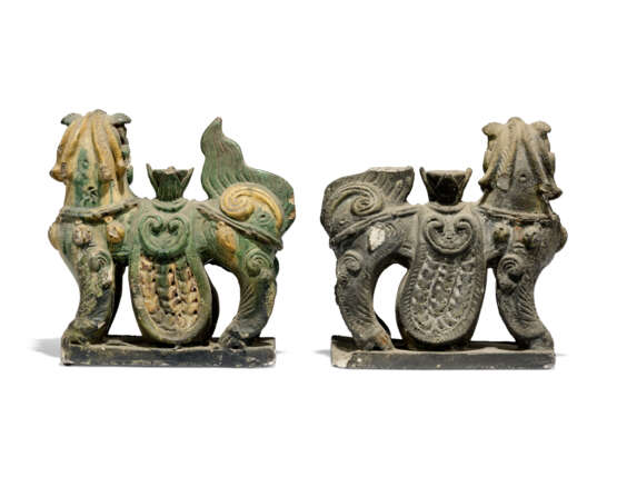 TWO CHINESE BISCUIT-GLAZED FAMILLE VERTE BUDDHIST LIONS AND A PAIR OF POLYCHROME STONE LIONS - фото 3