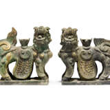 TWO CHINESE BISCUIT-GLAZED FAMILLE VERTE BUDDHIST LIONS AND A PAIR OF POLYCHROME STONE LIONS - фото 4
