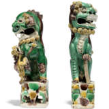 TWO CHINESE BISCUIT-GLAZED FAMILLE VERTE BUDDHIST LIONS AND A PAIR OF POLYCHROME STONE LIONS - фото 5
