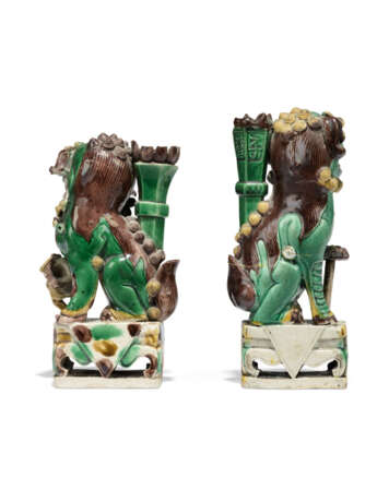 TWO CHINESE BISCUIT-GLAZED FAMILLE VERTE BUDDHIST LIONS AND A PAIR OF POLYCHROME STONE LIONS - фото 7