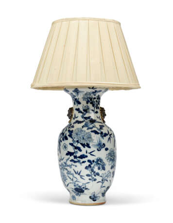 A NORTH EUROPEAN BRONZE-MOUNTED BLUE AND WHITE VASE TABLE LAMP - Foto 1