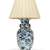 A NORTH EUROPEAN BRONZE-MOUNTED BLUE AND WHITE VASE TABLE LAMP - фото 1