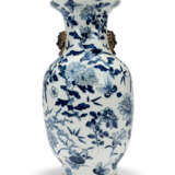A NORTH EUROPEAN BRONZE-MOUNTED BLUE AND WHITE VASE TABLE LAMP - Foto 2