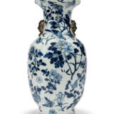 A NORTH EUROPEAN BRONZE-MOUNTED BLUE AND WHITE VASE TABLE LAMP - Foto 3