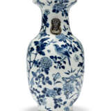 A NORTH EUROPEAN BRONZE-MOUNTED BLUE AND WHITE VASE TABLE LAMP - Foto 5