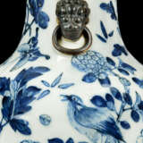 A NORTH EUROPEAN BRONZE-MOUNTED BLUE AND WHITE VASE TABLE LAMP - Foto 8