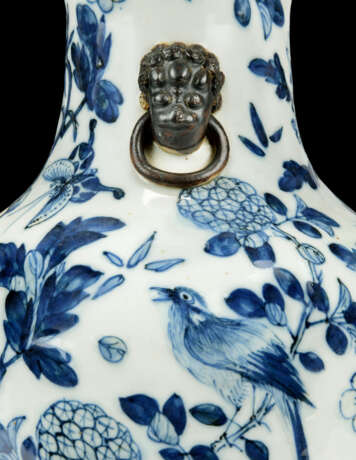 A NORTH EUROPEAN BRONZE-MOUNTED BLUE AND WHITE VASE TABLE LAMP - Foto 8