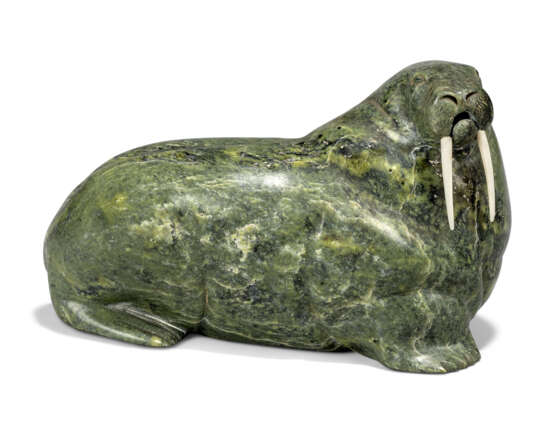 AN INUIT SOAPSTONE AND WALRUS IVORY MODEL OF A WALRUS - Foto 1
