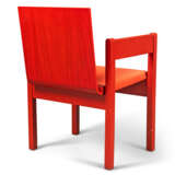 A PAIR OF RED-PAINTED ASH-LAMINATE PRINCE OF WALES INVESTITURE CHAIRS - Foto 2