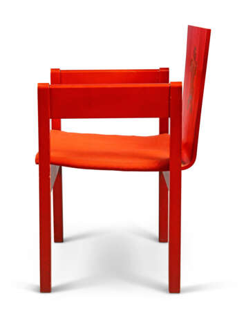 A PAIR OF RED-PAINTED ASH-LAMINATE PRINCE OF WALES INVESTITURE CHAIRS - Foto 4