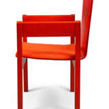 A PAIR OF RED-PAINTED ASH-LAMINATE PRINCE OF WALES INVESTITURE CHAIRS - Foto 4