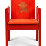 A PAIR OF RED-PAINTED ASH-LAMINATE PRINCE OF WALES INVESTITURE CHAIRS - Foto 5