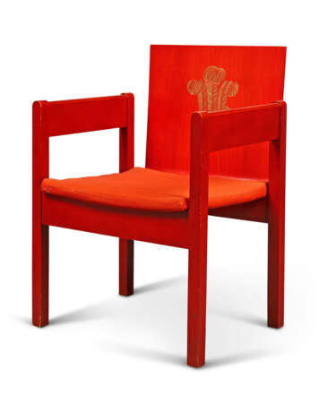 A PAIR OF RED-PAINTED ASH-LAMINATE PRINCE OF WALES INVESTITURE CHAIRS - Foto 6