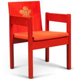 A PAIR OF RED-PAINTED ASH-LAMINATE PRINCE OF WALES INVESTITURE CHAIRS - Foto 7