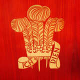A PAIR OF RED-PAINTED ASH-LAMINATE PRINCE OF WALES INVESTITURE CHAIRS - Foto 8