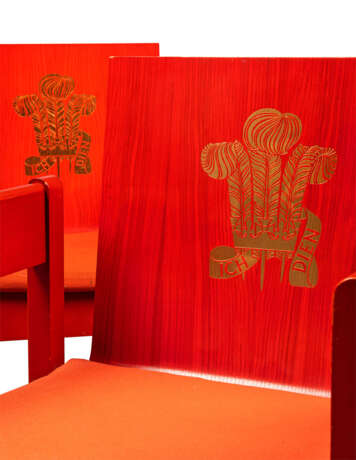 A PAIR OF RED-PAINTED ASH-LAMINATE PRINCE OF WALES INVESTITURE CHAIRS - Foto 9