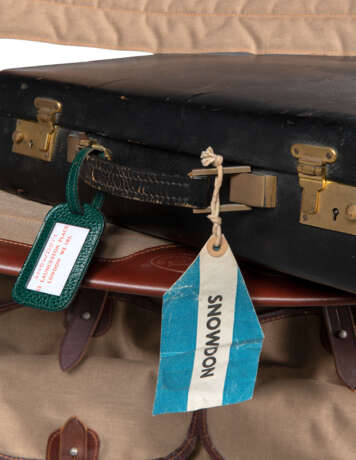 LORD SNOWDON'S ALUMINIUM, CANVAS AND LEATHER "SHOOTING CHAIR" AND BLACK LEATHER BRIEFCASE - Foto 2