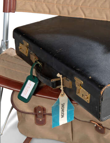 LORD SNOWDON'S ALUMINIUM, CANVAS AND LEATHER "SHOOTING CHAIR" AND BLACK LEATHER BRIEFCASE - Foto 3