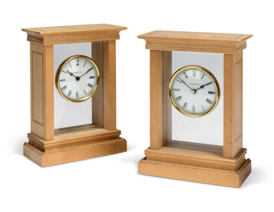 A PAIR OF SYCAMORE, PARQUETRY AND GLASS MANTEL CLOCKS - фото 1