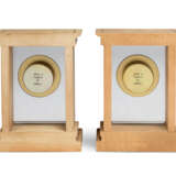 A PAIR OF SYCAMORE, PARQUETRY AND GLASS MANTEL CLOCKS - Foto 2