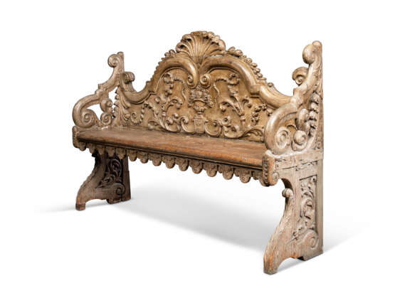 A DUTCH GREY-PAINTED AND CARVED OAK BENCH - Foto 2