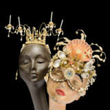 A PAIR OF OLIVER MESSEL HEADDRESSES MOUNTED ON MANNEQUIN HEADS - Foto 1
