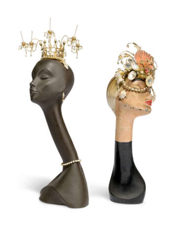 A PAIR OF OLIVER MESSEL HEADDRESSES MOUNTED ON MANNEQUIN HEADS - Foto 2
