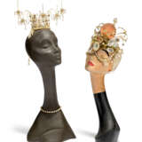 A PAIR OF OLIVER MESSEL HEADDRESSES MOUNTED ON MANNEQUIN HEADS - Foto 3