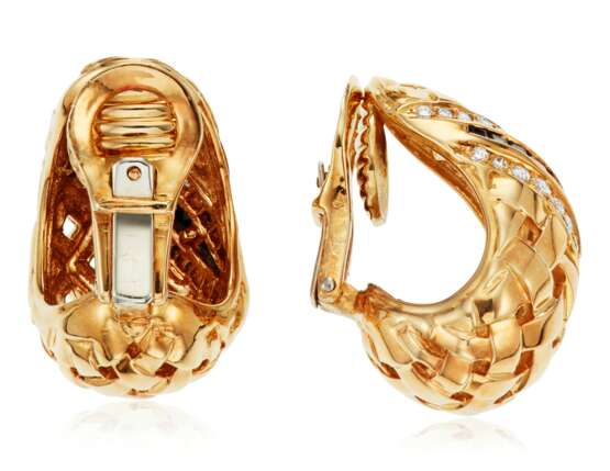 Tiffany & Co.. TIFFANY & CO. SAPPHIRE, DIAMOND AND GOLD EARRINGS - photo 2