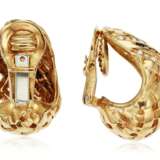 Tiffany & Co.. TIFFANY & CO. SAPPHIRE, DIAMOND AND GOLD EARRINGS - фото 2