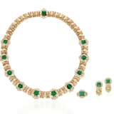SET OF EMERALD AND DIAMOND JEWELRY WITH AGL REPORT - photo 1