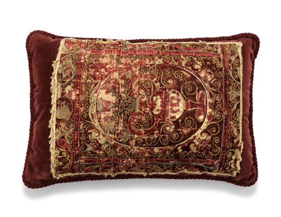 A RED CISELE VELVET AND SILK FRAGMENT CUSHION - Foto 5