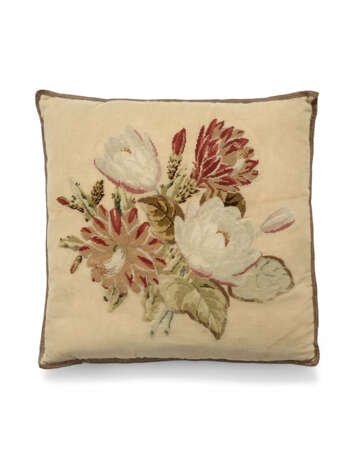 A RED CISELE VELVET AND SILK FRAGMENT CUSHION - фото 6