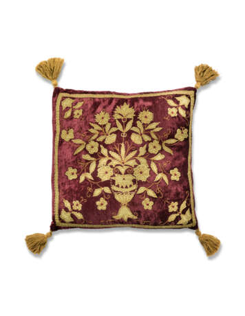 A RED CISELE VELVET AND SILK FRAGMENT CUSHION - фото 8