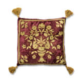 A RED CISELE VELVET AND SILK FRAGMENT CUSHION - Foto 8