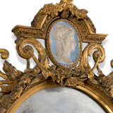 A VICTORIAN GILTWOOD AND GILT-COMPOSITION OVAL MIRROR - Foto 3
