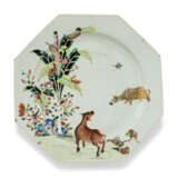 A LARGE PAIR OF CHINESE OCTAGONAL FAMILLE ROSE DISHES - Foto 2